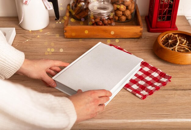 Рука с поварской книгой